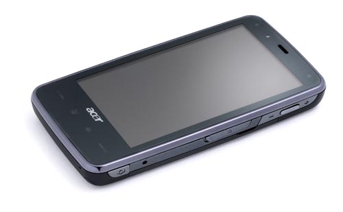 Acer F900 с погашенным экраном выглядит довольно скромно, но во включенном состоянии внимание привлекает. Надеемся, продавцы это учтут