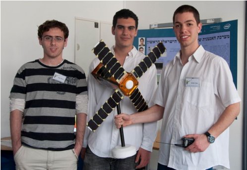 Даниэль Тома, Йонатан Шамир и Урия Швит демонстрируют модель изобретенной ими антенны нового поколения. ISEF Israel Израиль