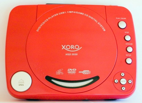 Издалека комбайн XORO HSD 2020 похож, скорее, на Playstation первого поколения. Но, несмотря на несерьезную внешность, отлично справляется с воспроизведением дисков и позволяет вспомнить классические игры прошлого века 