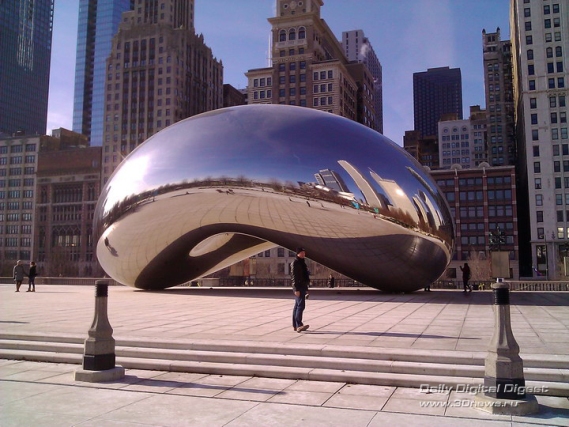Данная конструкция, как это сейчас модно, символизирует что-то вроде мира во всем мире, но сами жители Чикаго ласково зовут ее фасолиной