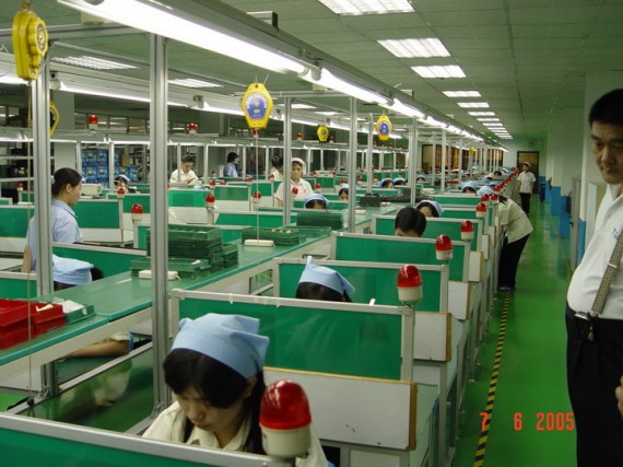 Производственные линии в Китае могут выглядеть по-разному, но все равно ручного труда там очень много, а люди — не роботы