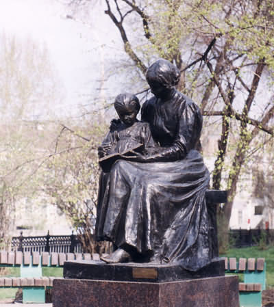 Памятником первой учительнице Саратов