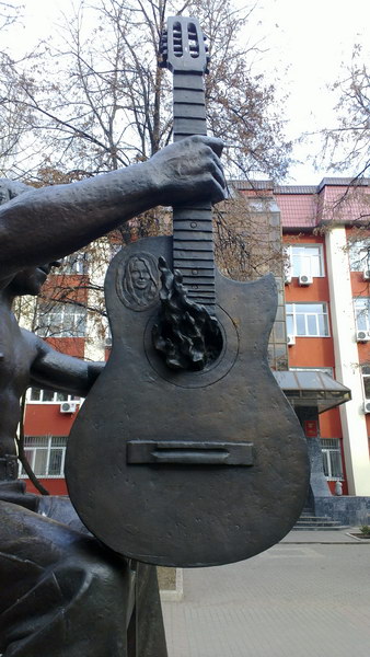Памятник Высоцкому в Воронеже