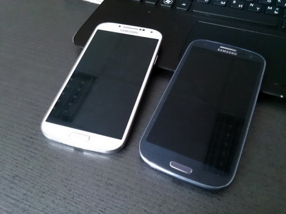 Galaxy S4 слева. Или справа? Опять запутался…