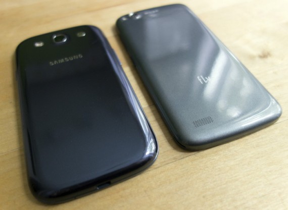 На всех фотографиях Galaxy S III слева