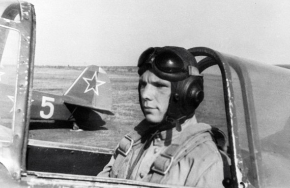 Ю. Гагарин на спортивном самолете аэроклуба ДОСААФ