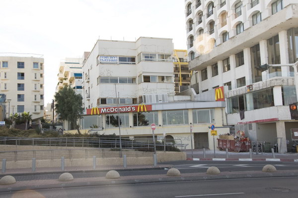 Макдональдс Тель-Авив. Автор фотографии Вильянов. McDonalds Tel-Aviv. Photo by Vilianov