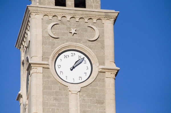 Часы на башне в Акко, Израиль. Фотография Вильянова. Clock Tower in Acre, Israel. Photo by Vilianov