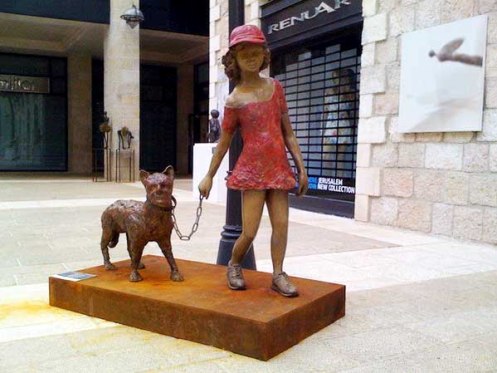 девочка с кошкой скульптура в Иерусалиме