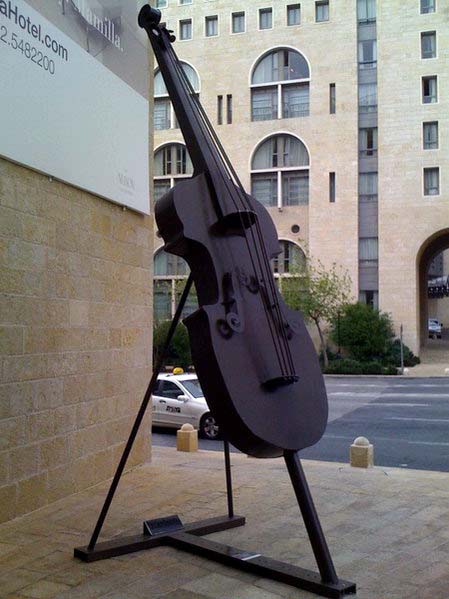 скульптура скрипка Иерусалим