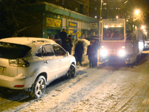 Саратовские пассажиры трамвая разнесли Lexus
