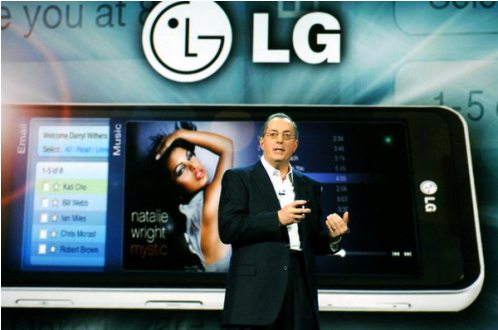 Пол Отеллини (Paul S. Otellini), президент и CEO Intel, на выставке CES 2010 представляет смартфон LG с процессором Atom внутри
