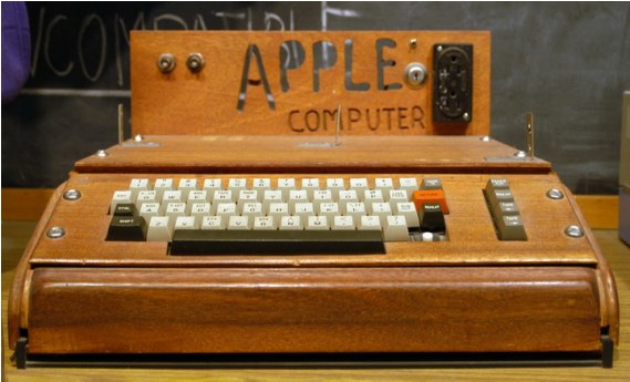 Даже первый компьютер Apple выглядит весьма брутально. С тех пор возможности Стива Джобсу по воплощению самых смелых визуальных образов существенно возросли
