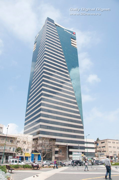 В этом здании, которое называется Levinstein Tower, на 26 этаже находится тель-авивская часть центра разработок Google в Израиле