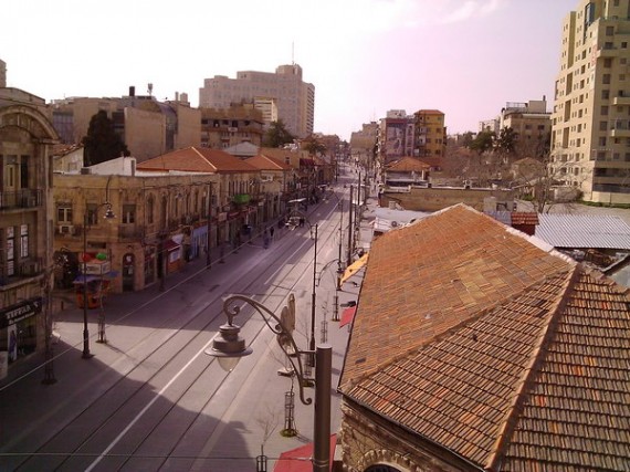 вид на улицу Яффо рельсы для скоростного трамвая Иерусалим