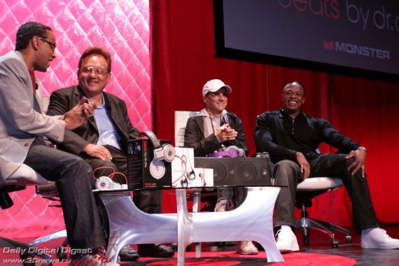 Ноэль Ли (второй слева) и Dr.Dre (справа) встречаются не только на презентациях новых продуктов
