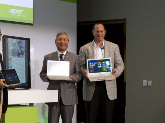 Новые ультрабуки в руках главы Acer Джей-Ти Вана и высокопоставленного сотрудника Microsoft с невозможной для запоминания фамилией
