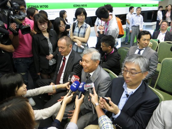 ...как, например, гендиректор Acer Джей-Ти Ван, окруженный верными соратниками