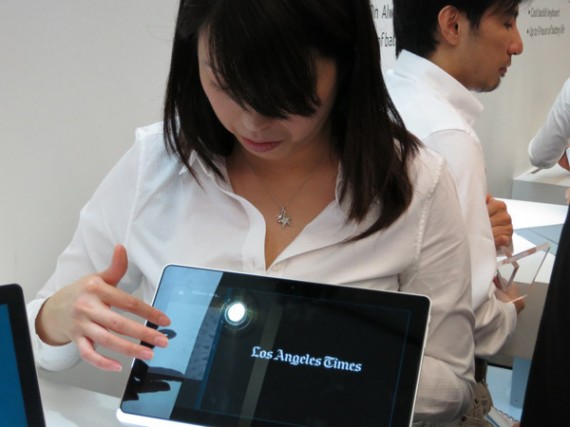 Восточная красавица самоотверженно демонстрирует планшет Acer