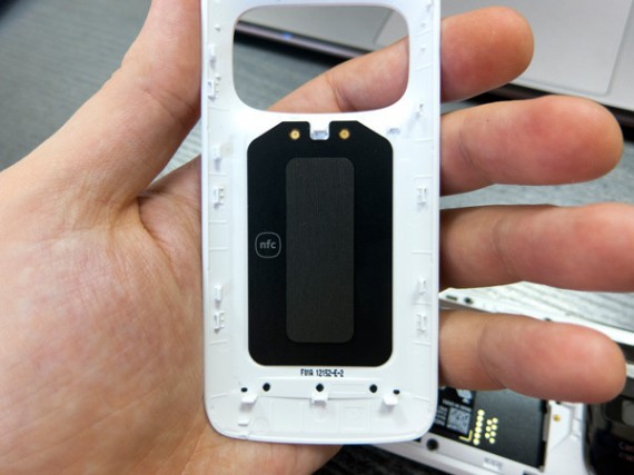 Задняя панель со встроенной NFC-антенной