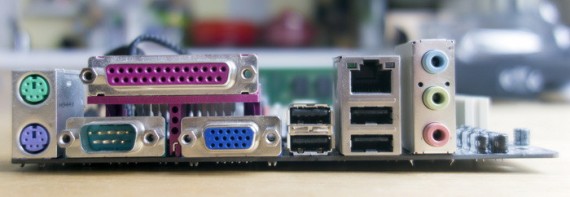 Тыльная часть старой платы. Новая выглядит примерно так же, только исчез древний LPT-порт, появился HDMI, ну и пара USB-портов окрасилась в синий цвет