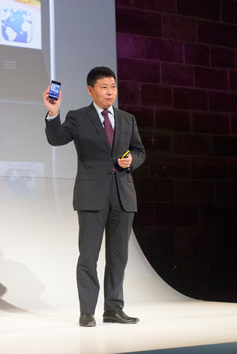 Китайского мужчину зовут Ричард Ю (Richard Yu), он глава подразделения потребительских продуктов Huawei. Здесь он как бы первый раз показывает Р2. Но на самом деле аппарат был доступен для съемки до презентации :)