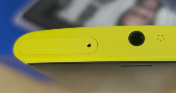Компания отказалась от хитрой системы крышечек и задвижек, как в N9/Lumia 800. Теперь в нашем распоряжении стандартный слот, впервые появившийся в iPhone и очень всем понравившийся. Особенно производителям запасных пластиковых салазок