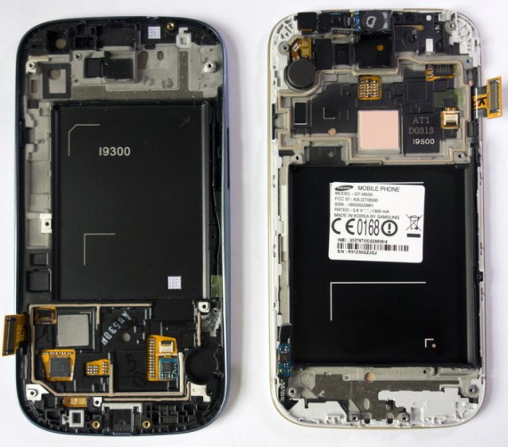 Слева корпус Galaxy S III, справа Galaxy S4. Как можно заметить, в компоновке произошла рокировка: основная плата переехала с нижней части в верхнюю, а радиомодуль, наоборот, сверху вниз. Возможно, таким образом хотели улучшить охлаждение, потому что при типовом хвате область над процессором остается свободной. Но все равно вы вычислите его расположение по довольно ощутимому нагреву