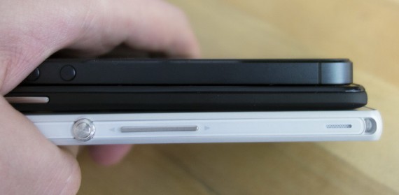 Idol Ultra (в середине) выглядит тонким даже по сравнению с нетолстыми iPhone 5 (сверху) и Sony Xperia Z (снизу)