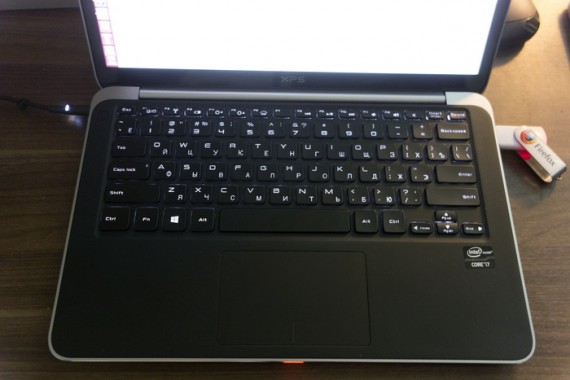 На клавиатуре без труда обнаруживается клавиша «Пуск». Это единственное, что напоминает о Windows