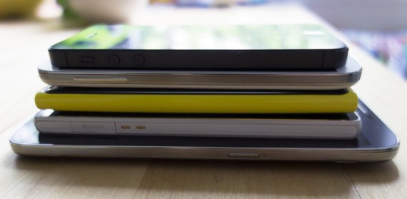 Да что там, у всех владельцев флагманских смартфонов размеры Mega 6.3 вызывают серьезные переживания (сверху вниз iPhone 5, Galaxy S4, Lumia 920, Xperia Z, Mega 6.3)