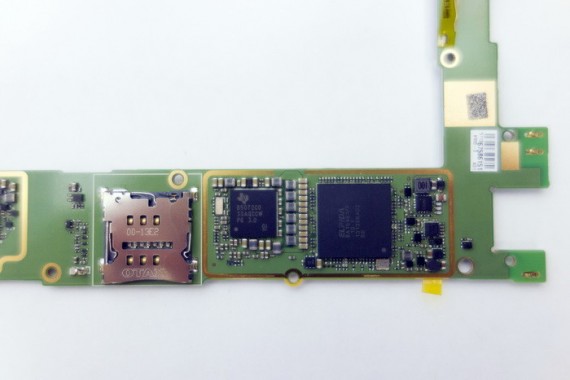 По традиции, процессор скрывается под модулем ОЗУ объемом 2 Гбайт (справа). Рядом находится контроллер питания (слева)