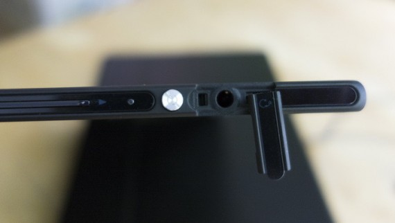 Все важные отверстия скрыты под заглушками. В новом смартшете Xperia Z Ultra умудрились обойтись без затыкания гнезда наушников, но здесь заглушка еще на месте