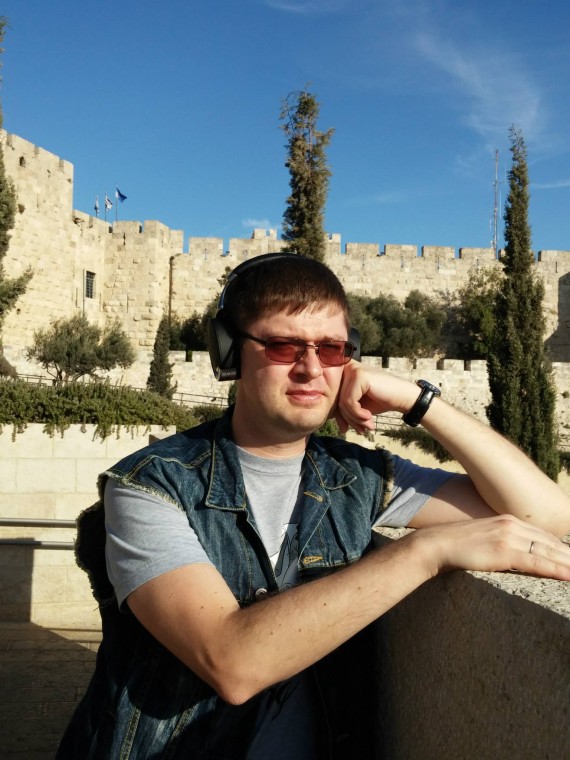 Израиль LG G2 фотография. Портрет в наушниках на фоне Старого города