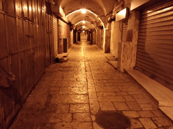 Израиль LG G2 фотография. Улочка Старого города ночью, недалеко от выхода к Стене плача. Саму Стену не фотографировал по причине шабата.