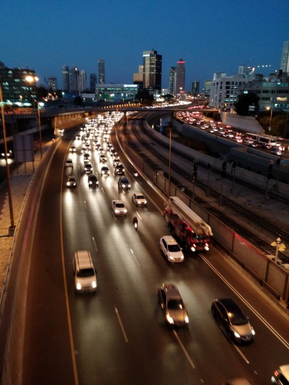 Израиль LG G2 фотография. Главная трасса Тель-Авива вечером