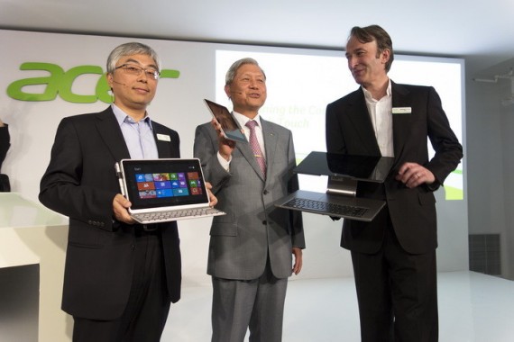 Слева направо: президент Acer Джим Вонг, глава правления и генеральный директор Дж. Т. Ванг, директор по маркетингу Майкл Биркин
