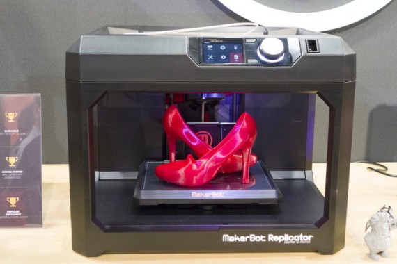 3D-принтер. 3D-печать женская обувь туфли.
