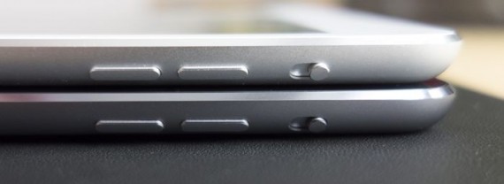 Толщина обоих iPad практически одинаковая, и так сразу не поймешь, что сверху mini, а снизу Air