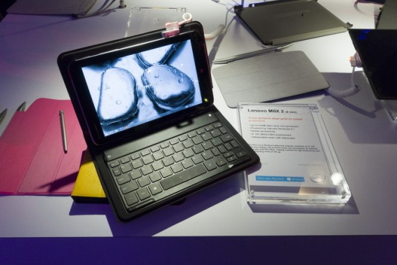 Lenovo восьмидюймовый планшет MIIX 2 с фирменным чехлом-клавиатурой