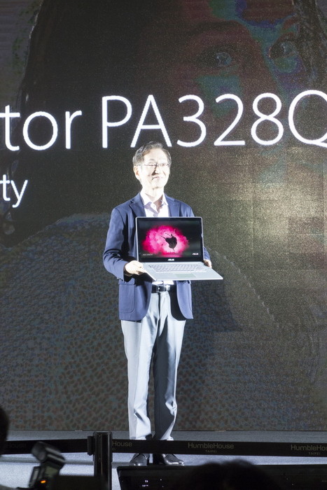 Джонни Ши показывает ультрабук ASUS Zenbook NX500