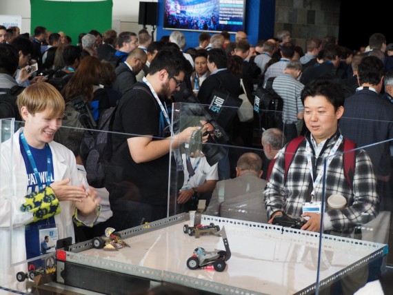 Роботы на Intel Edison встречают посетителей IDF уже в фойе