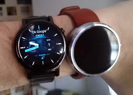 Справа часы Moto 360 первого поколения.