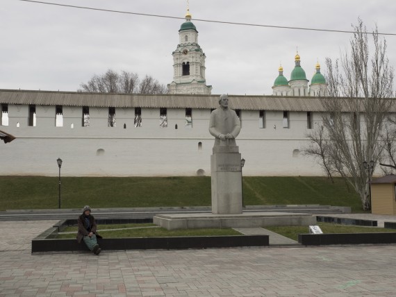 Памятник отцу Ленина на фоне кремля и колокольни.