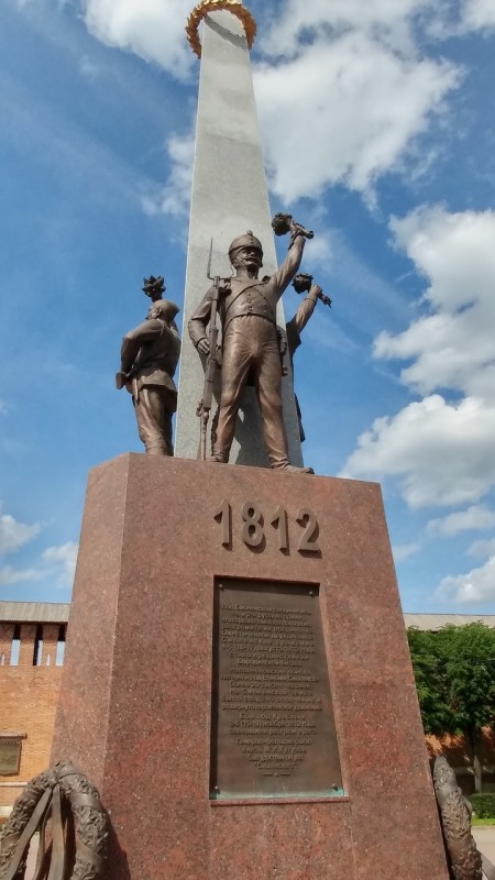 Памятники в Смоленске не ограничиваются периодом ВОВ. Смоленск помнит гораздо более ранние события.