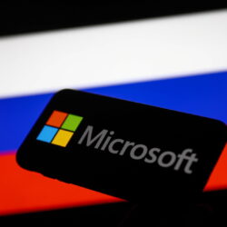 Почему они прощаются, но не уходят?